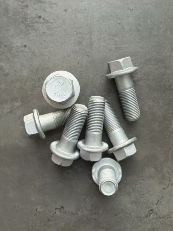 Болт рамный М16х45х1,5 фланцевый с насечками, КП 10.9 оц., (длина резьбы 30 мм.)