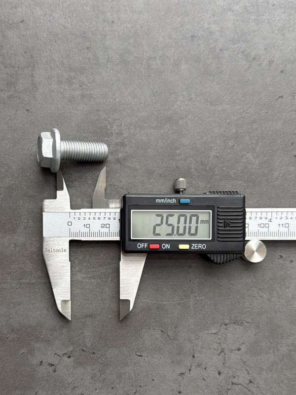 Болт фланцевый М10х25х1,25 8.8 оц. DIN 6921 без насечек