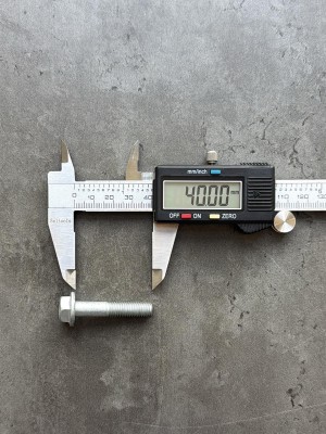 Болт фланцевый М8х40 8.8 оц. DIN 6921 без насечек